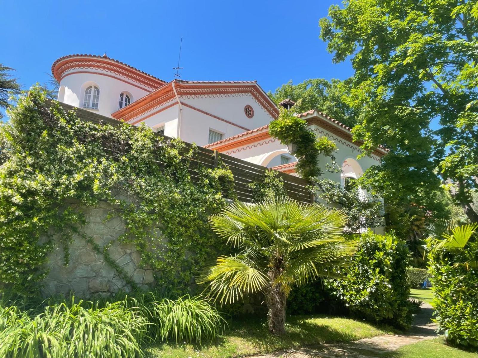 Espectacular Casa Chateau En El Centro De Olot Εξωτερικό φωτογραφία